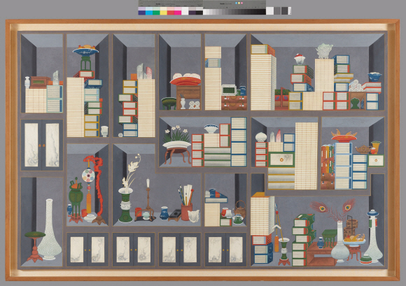 청와대가 소장하고 있는 미술품이 처음으로 국민에게 공개된다. 청와대는 9일부터 7월 29일까지 특별전 ’함께 보다’를 청와대 사랑채에서 개최한다. 이번에 공개되는 작품들은 청와대가 1966년 부터 40년에 걸쳐 수집한 작품중의 일부다. 총 16점이 실물로 전시되며 이동이 어려운 벽화 4점과 소장품 10여점은 영상으로 공개된다. 사진은 박수학의 1991년작 ’책거리’ 2018.5.3 청와대제공