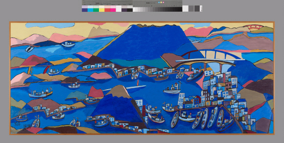 청와대가 소장하고 있는 미술품이 처음으로 국민에게 공개된다. 청와대는 9일부터 7월 29일까지 특별전 ’함께 보다’를 청와대 사랑채에서 개최한다. 이번에 공개되는 작품들은 청와대가 1966년 부터 40년에 걸쳐 수집한 작품중의 일부다. 총 16점이 실물로 전시되며 이동이 어려운 벽화 4점과 소장품 10여점은 영상으로 공개된다. 사진은 전혁림의 2006년작 ’통영항(한려수도)’ 2018.5.3 청와대제공