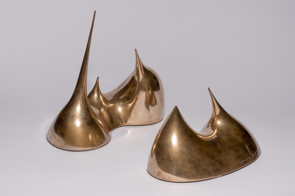 청와대가 소장하고 있는 미술품이 처음으로 국민에게 공개된다. 청와대는 9일부터 7월 29일까지 특별전 ’함께 보다’를 청와대 사랑채에서 개최한다. 이번에 공개되는 작품들은 청와대가 1966년 부터 40년에 걸쳐 수집한 작품중의 일부다. 총 16점이 실물로 전시되며 이동이 어려운 벽화 4점과 소장품 10여점은 영상으로 공개된다. 사진은 최만린의 1990년작 ’O 90-4’ 2018.5.3 청와대제공