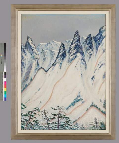 청와대가 소장하고 있는 미술품이 처음으로 국민에게 공개된다. 청와대는 9일부터 7월 29일까지 특별전 ’함께 보다’를 청와대 사랑채에서 개최한다. 이번에 공개되는 작품들은 청와대가 1966년 부터 40년에 걸쳐 수집한 작품중의 일부다. 총 16점이 실물로 전시되며 이동이 어려운 벽화 4점과 소장품 10여점은 영상으로 공개된다. 사진은 김원의 1978년작 ’설악’ 2018.5.3 청와대제공