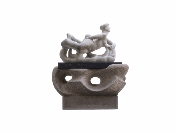 청와대가 소장하고 있는 미술품이 처음으로 국민에게 공개된다. 청와대는 9일부터 7월 29일까지 특별전 ’함께 보다’를 청와대 사랑채에서 개최한다. 이번에 공개되는 작품들은 청와대가 1966년 부터 40년에 걸쳐 수집한 작품중의 일부다. 총 16점이 실물로 전시되며 이동이 어려운 벽화 4점과 소장품 10여점은 영상으로 공개된다. 사진은 강태성의 1966년작 ’해율(海?)’ 2018.5.3  청와대제공