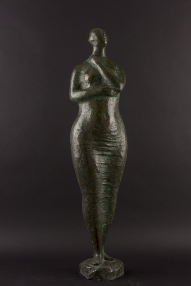 청와대가 소장하고 있는 미술품이 처음으로 국민에게 공개된다. 청와대는 9일부터 7월 29일까지 특별전 ’함께 보다’를 청와대 사랑채에서 개최한다. 이번에 공개되는 작품들은 청와대가 1966년 부터 40년에 걸쳐 수집한 작품중의 일부다. 총 16점이 실물로 전시되며 이동이 어려운 벽화 4점과 소장품 10여점은 영상으로 공개된다. 사진은 김수현의 1971년작 ’가을의 여심’ 2018.5.3  청와대제공