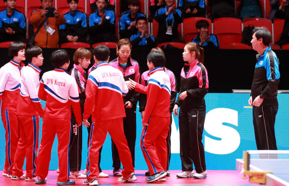 악수하는 남북 탁구 단일팀