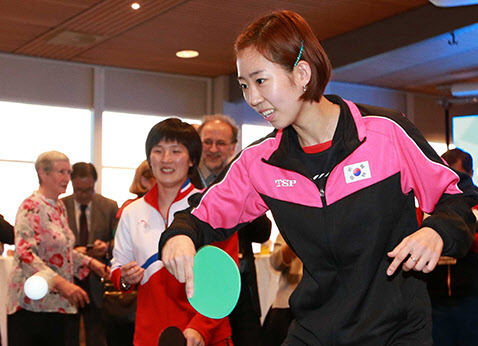 단일팀 탁구시범경기 펼치는 양하은-최현화