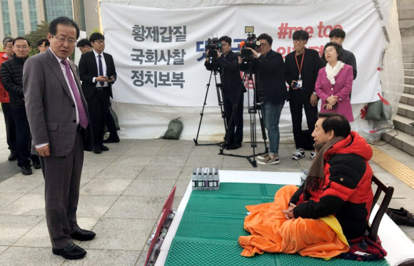 단식농성장 찾은 홍준표 대표