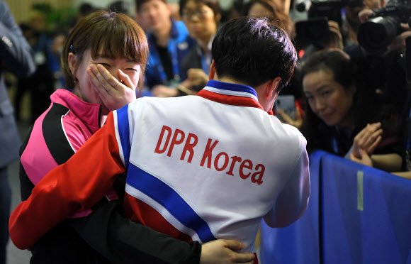 북측 김송이(오른쪽)와 남측 서효원이 미디어 앞에서 단일팀 구성에 기뻐하고 있다. 할름스타드 EPA 연합뉴스