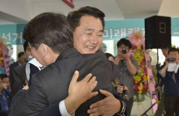 안철수(오른쪽) 바른미래당 서울시장 예비후보가 이승호 부천시장 후보를 포옹하고 있다. 이승호 후보측 제공 