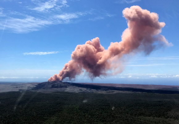 미국 하와이 주(州) 하와이 섬(일명 빅아일랜드)에 있는 킬라우에아 화산에서 규모 5.0의 지진 이후 용암이 분출해 인근 주민 1만여 명에게 대피령이 내려졌다고 현지언론 하와이뉴스나우가 3일(현지시간) 전했다. AFP 연합뉴스