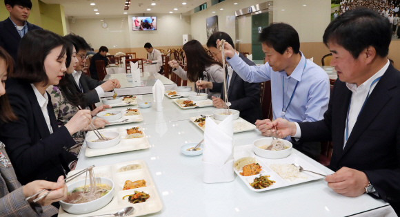 남북정상회담 이후 인기를 끌고 있는 평양냉면이 4일 청와대 구내식당에 등장했다. 임종석 비서실장이 직원들과 함께 평양냉면을 맛보고 있다. 안주영 기자 jya@seoul.co.kr