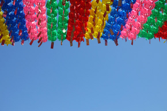 알록달록 연등과 파란 하늘