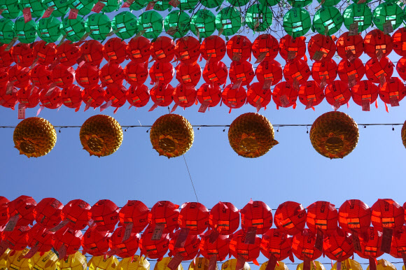 연등과 파란 하늘