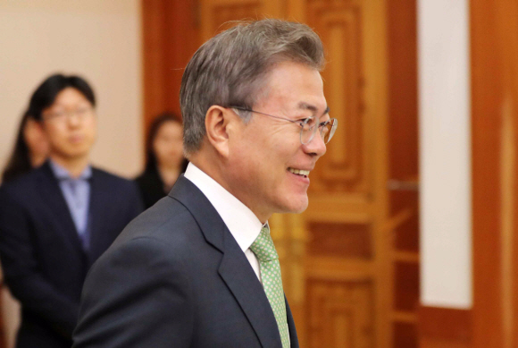 문재인 대통령이 4일 오후 청와대에서 열린 신임대사 신임장 수여식에 참석하고 있다. 안주영 기자 jya@seoul.co.kr