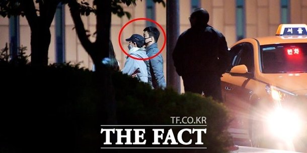 먼발치에서 출소하는 정호성 전 청와대 비서관을 기다리고 있는 이영선·윤전추 전 청와대 행정관. 더팩트 제공