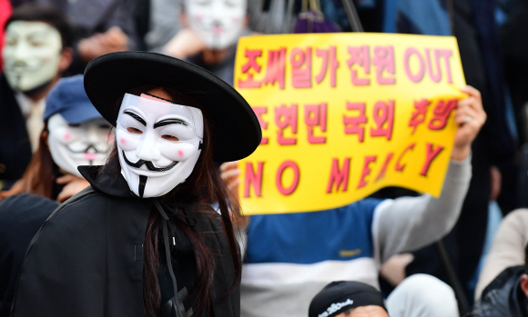 대한항공 직원들과 시민들이 4일 서울 종로구 세종문화회관 앞 계단에서 열린 ’조양호 일가 퇴진과 갑질 근절을 위한 제1차 광화문 촛불집회’에서 구호를 외치고 있다. 이날 집회 참가자들은 조 회장 일가가 경영에서 완전히 손을 뗄 것과 조 회장 일가의 갑질을 당국이 엄중하게 처벌해 줄 것을 촉구했다. 2018.5.4정연호 기자 tpgod@seoul.co.kr