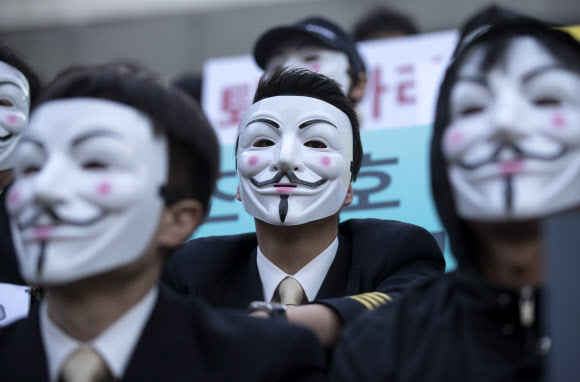 가면 쓴 대한항공 직원들