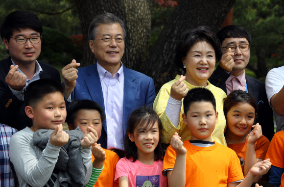 ‘어린이 여러분 사랑해요’ 손 하트하는 문 대통령