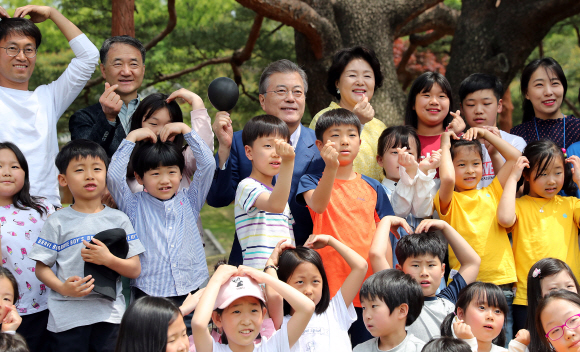 문재인 대통령이 청와대를 방문한 어린이들과 기념사진을 찍고 있다. 청와대사진기자단