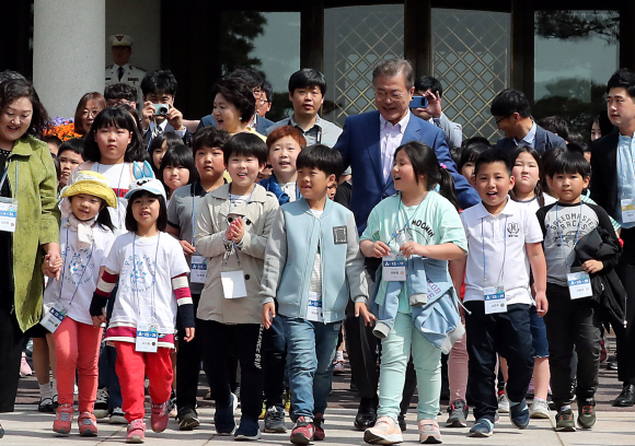문재인 대통령이 어린이날을 맞아 청와대로 200여 명의 어린이를 청와대로 초청해 어린인날 행사를 열었다. 청와대사진기자단
