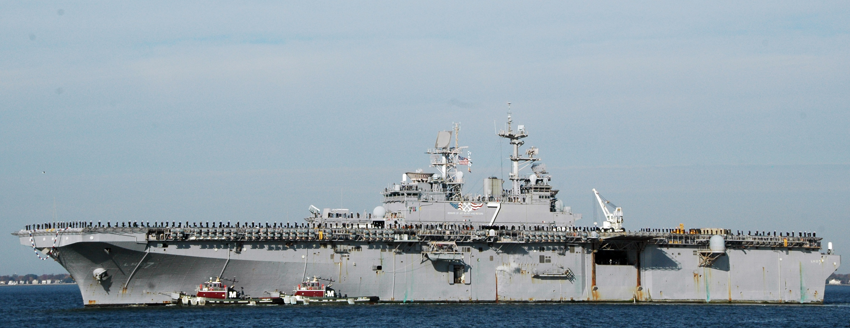미 2함대를 상징하는 항공모함인 USS 이오 지마호.