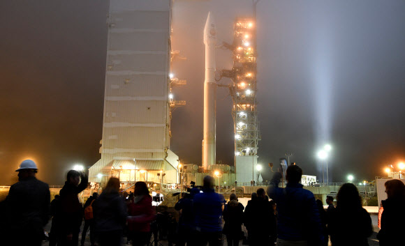 미국항공우주국(NASA)은 5일(현지시간) 새벽 미국 캘리포니아주 반덴버그 공군기지에서 화성 탐사선 ‘인사이트(InSight)’를 실은 ‘아틀라스5’ 로켓 발사에 성공했다고 밝혔다. 로이터 연합뉴스