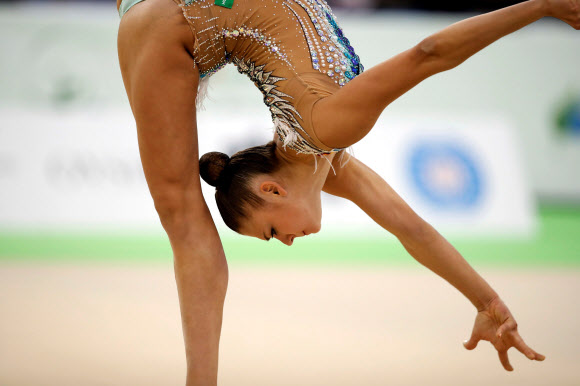 5일(현지시간) 스페인 과달라하라에서 열린 ‘2018 국제체조연맹(FIG) 리듬체조 월드컵’에 출전한 러시아의 알렉산드라 솔다토바가 연기를 펼치고 있다. EPA 연합뉴스