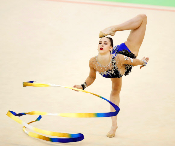 5일(현지시간) 스페인 과달라하라에서 열린 ‘2018 국제체조연맹(FIG) 리듬체조 월드컵’에 출전한 스페인의 폴리나 베레지나가 연기를 펼치고 있다. EPA 연합뉴스