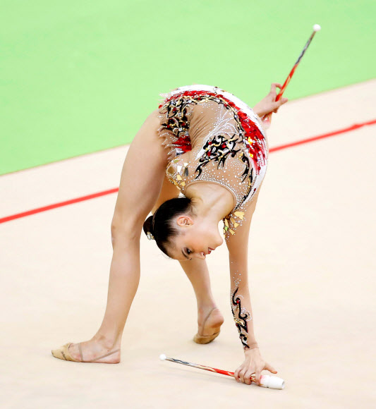5일(현지시간) 스페인 과달라하라에서 열린 ‘2018 국제체조연맹(FIG) 리듬체조 월드컵’에 출전한 스페인의 사라 라나가 연기를 펼치고 있다. EPA 연합뉴스