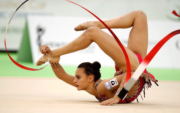 5일(현지시간) 스페인 과달라하라에서 열린 ‘2018 국제체조연맹(FIG) 리듬체조 월드컵’에 출전한 이스라엘의 리노이 아시람이 연기를 펼치고 있다. EPA 연합뉴스