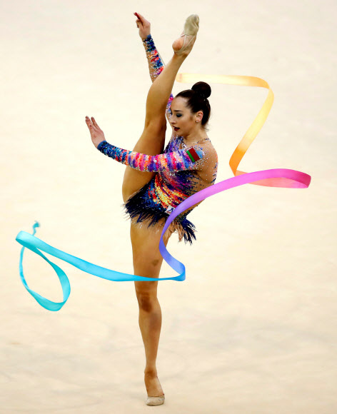 5일(현지시간) 스페인 과달라하라에서 열린 ‘2018 국제체조연맹(FIG) 리듬체조 월드컵’에 출전한 벨라루스의 카차리나 할키나가 연기를 펼치고 있다. EPA 연합뉴스