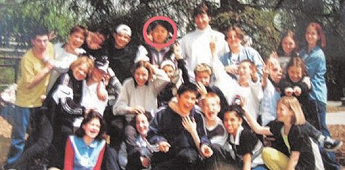 김정은(빨간 동그라미)이 스위스 베른에서 다녔던 학교 친구들과 함께 찍은 기념 사진.