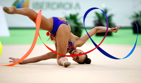 5일(현지시간) 스페인 과달라하라에서 열린 ‘2018 국제체조연맹(FIG) 리듬체조 월드컵’에 출전한 러시아의 아리나 아바리나가 연기를 펼치고 있다. EPA 연합뉴스