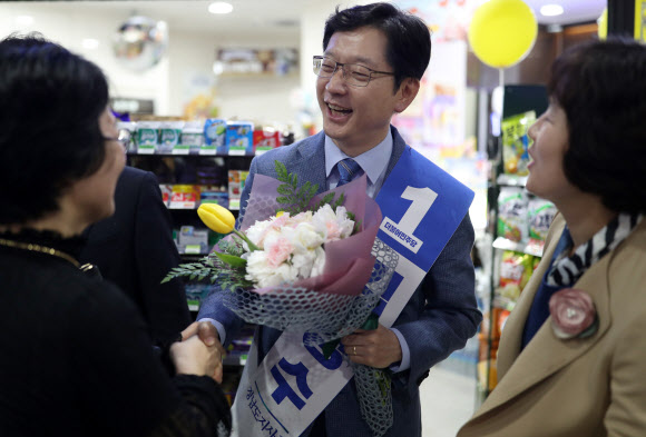 꽃다발 받은 김경수