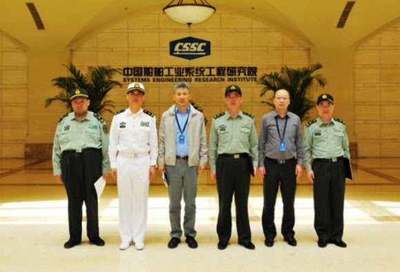 지난달 22일 북한에서 발생한 교통사고로 사망했다는 소문이 돌았던 마오쩌둥의 친손자 마오신위(맨 왼쪽)가 지난 4일 중국 베이징의 국영 조선업체 중국선박공업집단(CSSC)을 방문해 기념 촬영을 하고 있다고 홍콩 명보가 6일 보도했다.  중국선박공업집단 홈페이지 캡처