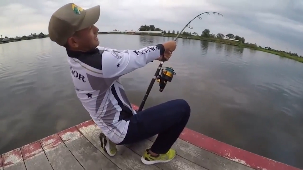 길이 2.1미터, 무게 170킬로그램의 초대형 메기가 잡힌 모습(유튜브 영상 캡처)