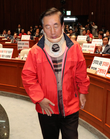 단상 향하는 김성태