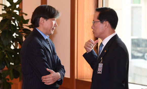8일 청와대에서 열린 국무회의에 앞서 조국 민정수석과 송영무 국방부장관이 대화를 하고 있다. 안주영 기자 jya@seoul.co.kr