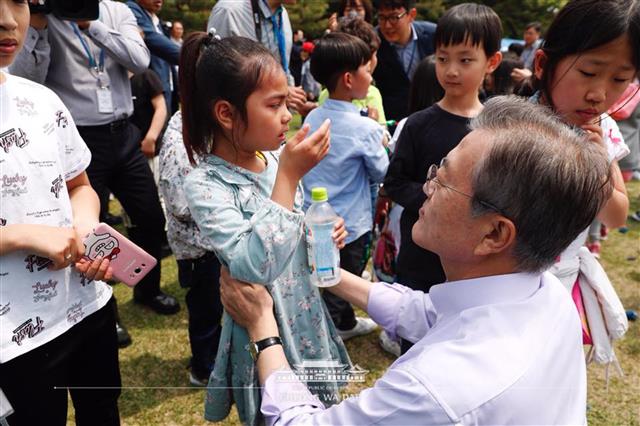 우는 아이 달래는 문재인 대통령
