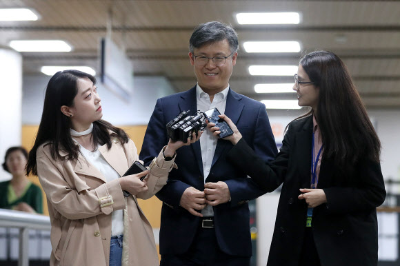 밝은 표정으로 법정 향하는 정호성