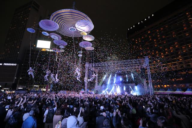 ‘유쾌한 위로’라는 주제의 ‘서울거리예술축제’가 지난해 10월 나흘간 서울광장에서 열린 가운데 시민들이 개막작인 ‘무아레’를 관람하며 환호하고 있다. 서울시 제공