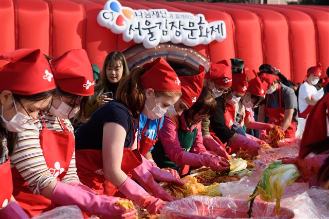 제4회 ‘서울김장문화제’ 참가자들이 지난해 겨울 어려운 이웃에게 나눠 줄 김치 120t을 함께 버무리고 있다. 서울시 제공