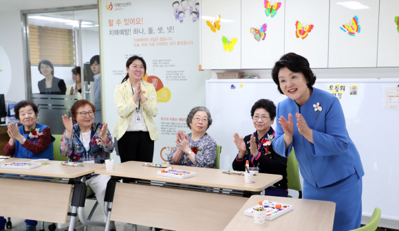 김정숙 여사가 8일 어버이날을 맞아 경기도 남양주 와부읍에 소재한 치매안심센터를 방문해 인지 재활프로그램에 참여한 어르신들에게 인사말을 하고 있다. 2018.5.8청와대 제공