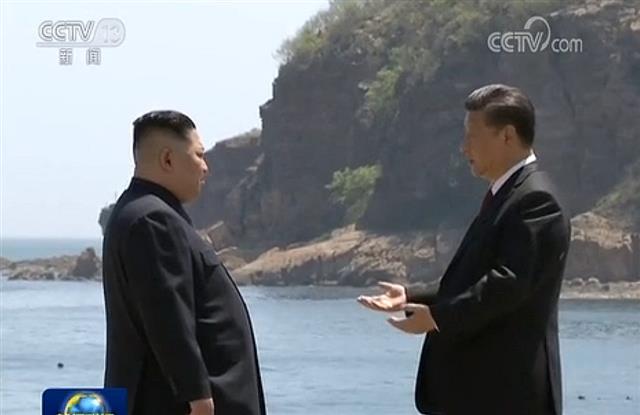 해변에서 단독 회동 갖는 김정은-시진핑