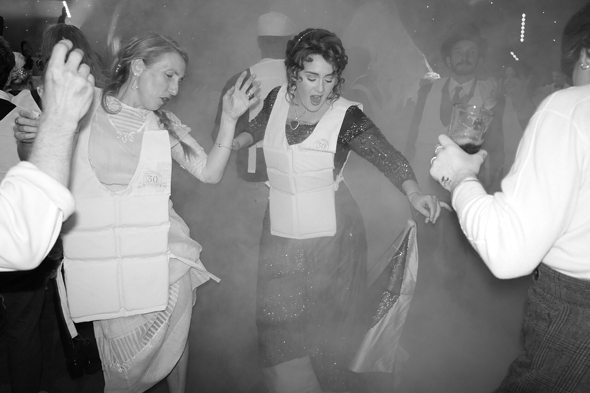 영국 출신 가수 아델이 영화 타이타닉을 소재로 한 서른번째 생일파티 사진을 SNS에 올렸다가 뭇매를 맞고 있다. 구명조끼를 입은 아델(가운데)이 춤을 추고 있다. 2018.5.8 인스타그램