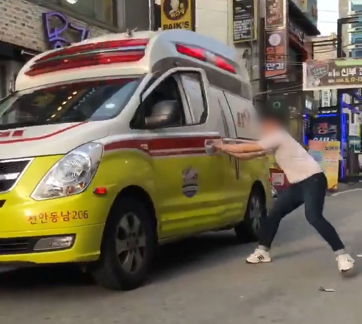 구급차를 탈취한 A씨가 천안 신부동의 한 거리에서 난동을 부리는 모습. 페이스북 영상 캡처.