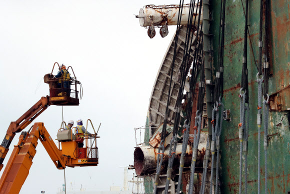 세월호 직립 하루전