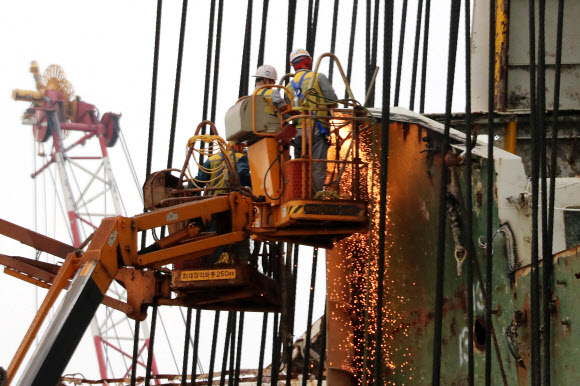 세월호 직립 방해 구조물 제거