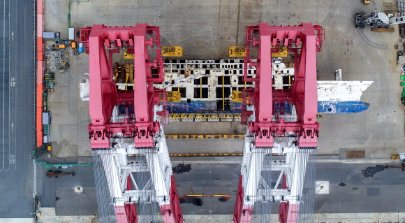 바로 서기 앞둔 세월호