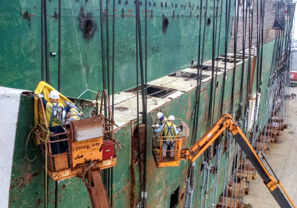 와이어 정리하는 관계자들