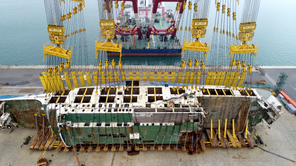 세월호 선체 세우기 D-1