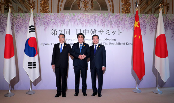 한자리에 모인 한·일·중 정상